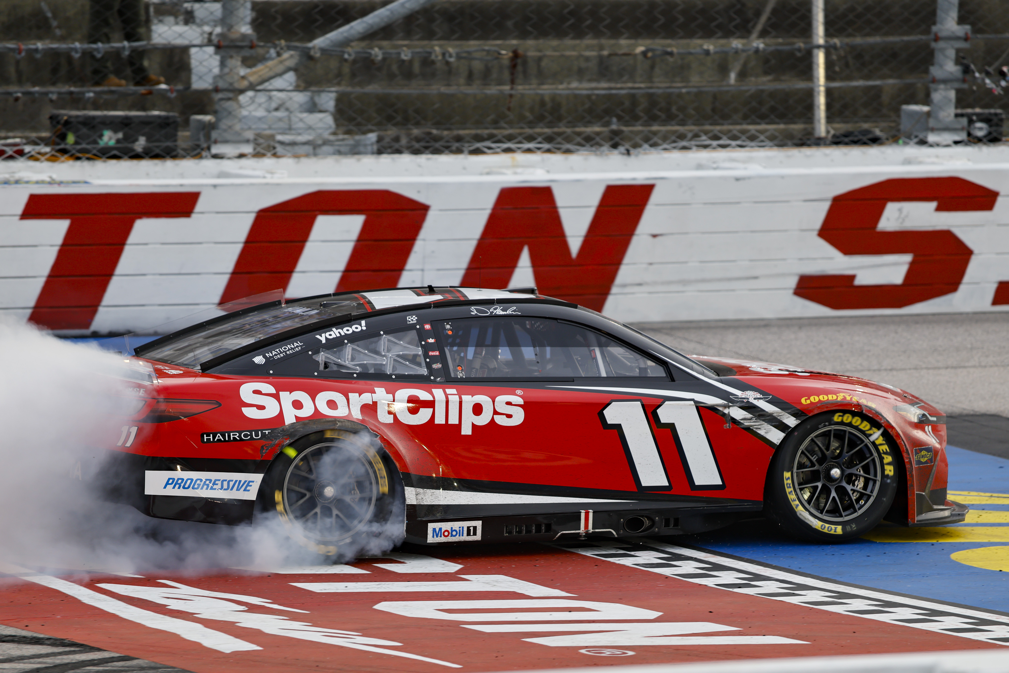 #11: Denny Hamlin, Joe Gibbs Racing, Sport Clips Haircuts Toyota Camry